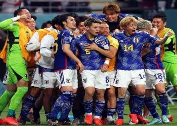 Bir birlerine sarılarak gol sevinci yaşayan Japonyalı futbolcular