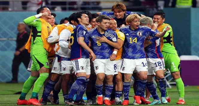 Bir birlerine sarılarak gol sevinci yaşayan Japonyalı futbolcular