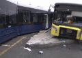 Kaza yapmış  İETT otobüsü ile tramvayın görüntüsü