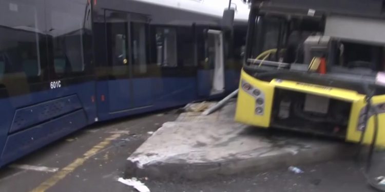 Kaza yapmış  İETT otobüsü ile tramvayın görüntüsü