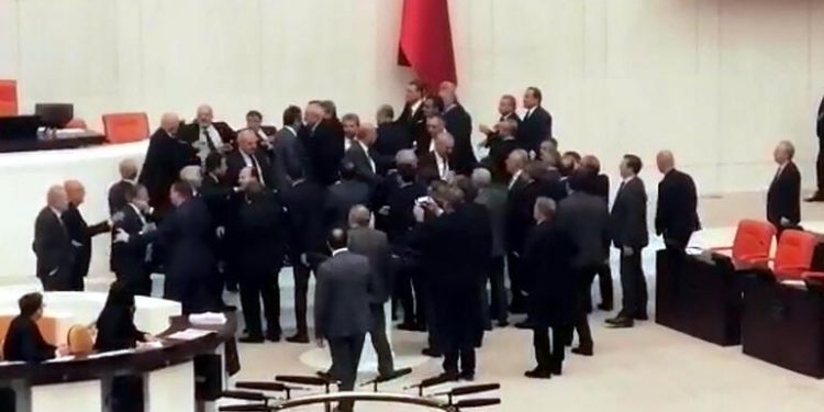Meclis'teki kavgadan bir fotoğraf. Vekiller arasında yumruklu kavga olayı yaşanıyor