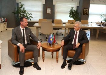 Nilüfer Belediye Başkanı Turgay Erdem ile Kosova Peja Belediyesi Başkan Yardımcısı Fatmir Asllani karşılıklı oturuyor.