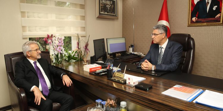Nilüfer Belediye Başkanı Turgay Erdem, Nilüfer İlçe Emniyet Müdürü olarak görevine başlayan Ümit Şahin’i makamında ziyaret ettiği bir fotoğraf