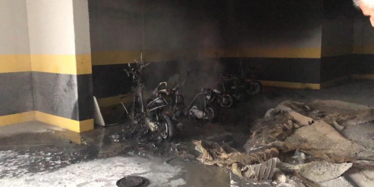 Otoparkta yanan motosikletin küle dönmüş fotoğrafı