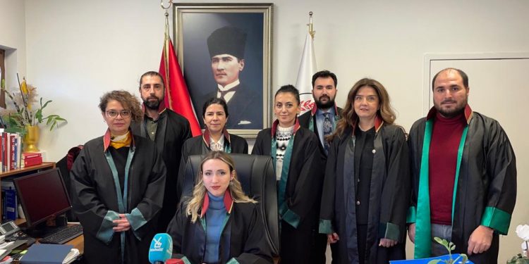 Bursa Barosu Kadın Hakları Merkezi üyeleri ve Pınar Altınoluk cübbeleriyle Bursa Barosu makamında açıklama yapıyor.