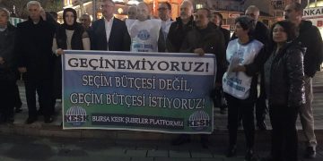 KESK Bursa Şubeler Platformu üyeleri, "Geçinemiyoruz, seçim bütçesi değil geçim bütçesi istiyoruz" yazılı pankart arkasında Fomara Meydanı'ndalar.