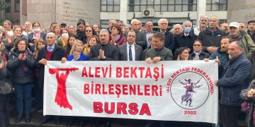 'Alevi Bektaşi Bileşenleri Bursa' pankartı arkasında çok sayıda kişi toplanmış eylem yapıyor.