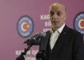 Türk İş genel başkanı Ergün Atalay kürsüde konuşma yapıyor.