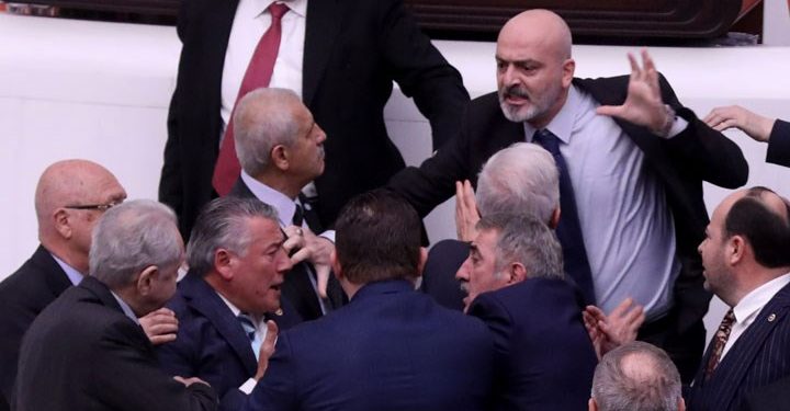 Meclis'teki kavga anı. AKP MV. Zafer Işık'ın elini yumruk yaptığı ana ilişkin bir fotoğraf