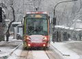 Karlı bir havada seyir halinde olan tramvay