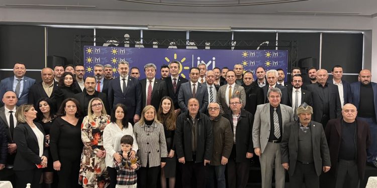 Kayseri'de 600 kişi düzenlenen toplu üye katılım töreniyle İYİ Parti'ye katıldığı ana ilişkin bir fotoğraf karesi