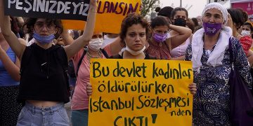 Kadın yürüyüşünde açılan bir pankart. Üzerinde "Bu devlet kadınlar öldürülürken İstanbul Sözleşmesi'nden çıktı' yazıyor