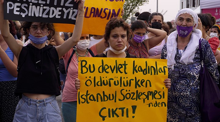 Kadın yürüyüşünde açılan bir pankart. Üzerinde "Bu devlet kadınlar öldürülürken İstanbul Sözleşmesi'nden çıktı' yazıyor
