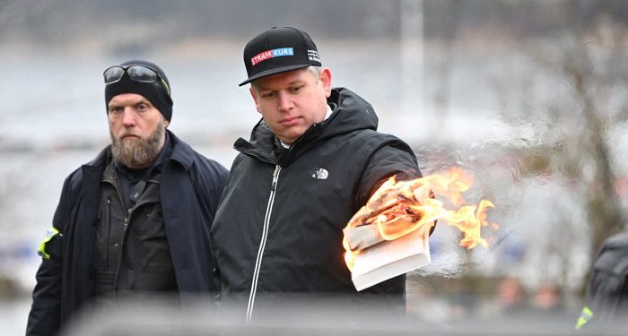 İsveç'te, Danimarkalı ırkçı Sıkı Yön Partisi (Stram Kurs) lideri Rasmus Paludan Kuran-ı Kerim'i yakıyor