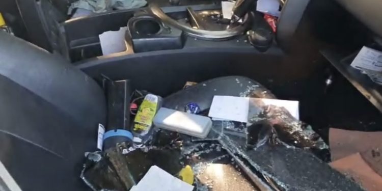 Otomobilin camları kırılmış ve içine cam kırıkları dolmuş bir vaziyette
