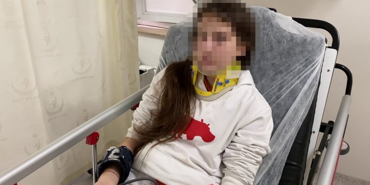Saldırıya uğrayan genç kızın hastane sedyesindeki fotoğrafı