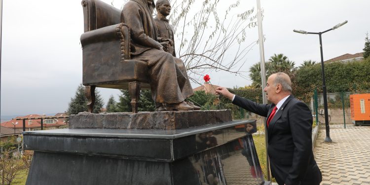 Mudanya Belediye Başkanı Türkyılmaz, Zübeyde Hanım'ın anıtına çiçek bırakıyor