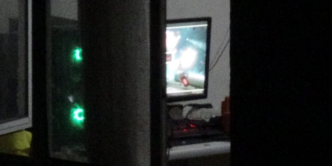 Bilgisayar oyunu açık olan pencereden görülüyor