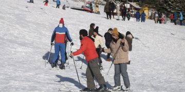 Tatilciler Uludağ pistlerinde kayak yapıyor