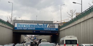 "Bursamuhalif.com - Kentin Özgür Habercisi/Takipte Kalın" yazılı billboard.