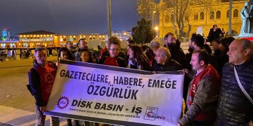 DİSK Basın-İş gazetecilere, habere, emeğe özgürlük demek için  Kadıköy’de ellerinde pankartlarla bir araya geldi