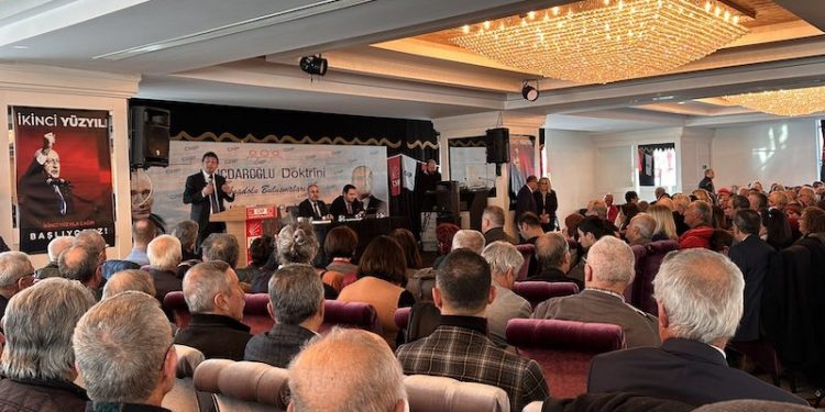 Salonda bulunan parti üyelerine kürsüde bulunan İstanbul Milletvekili Yunus Emre açıklamalarda bulunuyor.