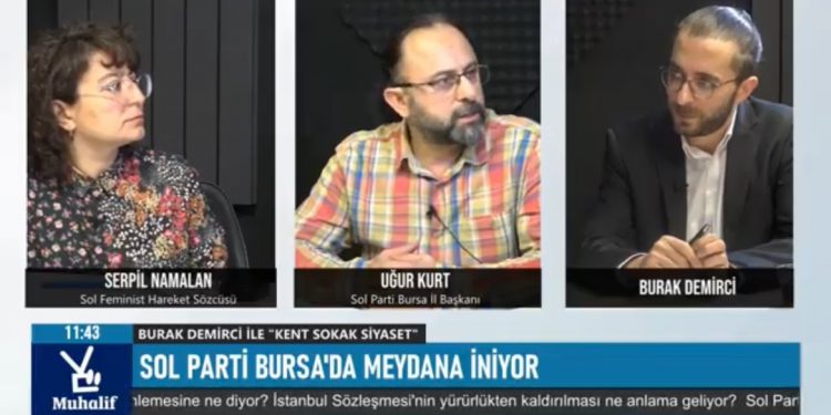 Fotoğraftaki kişiler: Gazeteci Burak Demirci  Sol Parti Bursa İl Başkanı Uğur Kurt ve Sol Feminist Hareket Sözcüsü Serpil Namalan