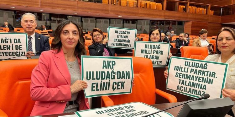 Uludağ Alan Başkanlığı TBMM kanun teklifi Meclis görüşmelerinden fotoğraf karesi. Pankartlarda AKP Uludağ'dan elini çek,Uludağ milli parktır,sermayenin talanına açılamaz,Uludağ (t)alan başkanlığını istemiyoruz yazıyor