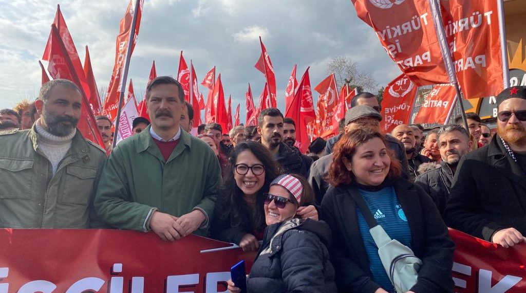 Türkiye İşçi Partisi Genel Başkanı Erkan Baş (ortadaki) ve milletvekilleri Barış Atay ile Sera Kadıgil kortej yürüyüşünde. (TİP/Twitter)