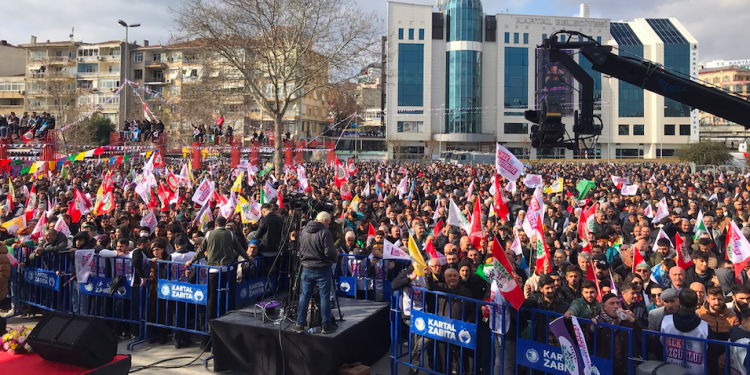 Emek ve Özgürlük İttifakı'nın İstanbul mitinginde binlere yurttaş, Kartal Meydanı'nı doldurdu.