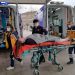 Ambulans sedyesinde bir kadın yatıyor.