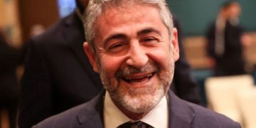 Hazine ve Maliye Bakanı Nureddin Nebati gülüyor