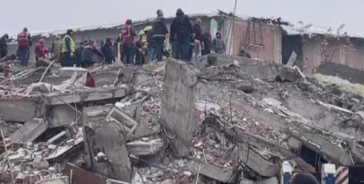 Malatya'da deprem sonrası çöken binalardan geriye kalan enkaz...