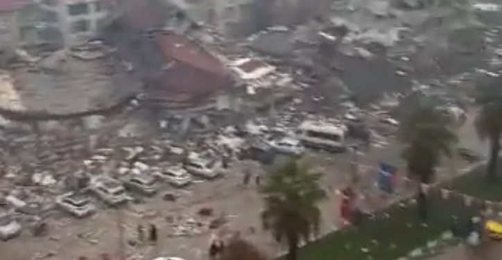 Depremde yıkılan binalardan geriye kalan enkaz yığınları...
