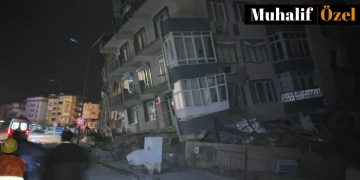 Akşam saatlerinde Hatay'da ön cephesine doğru yıkılan bir binanın içinde ışıklar yandığı görülüyor. görselin üzerinde Muhalif-Özel yazısı var.