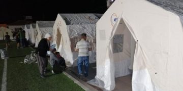 Depremzedeler için kurulan bir çadır kent.