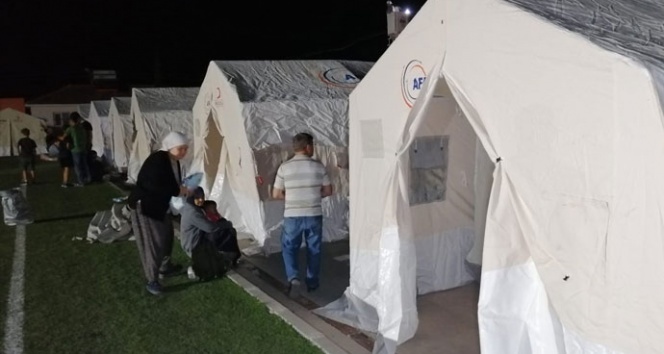 Depremzedeler için kurulan bir çadır kent.