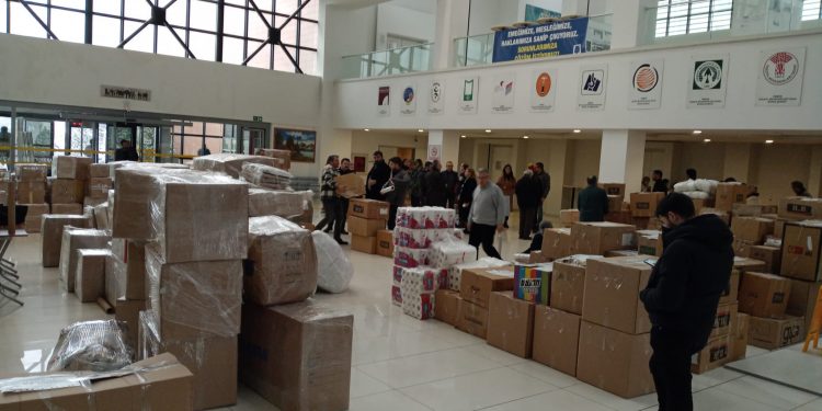 Bursa Akademik Odalar Birliği (BAOB) yerleşkesinde depremzedeler için hazırlanan yardım paketleri.
