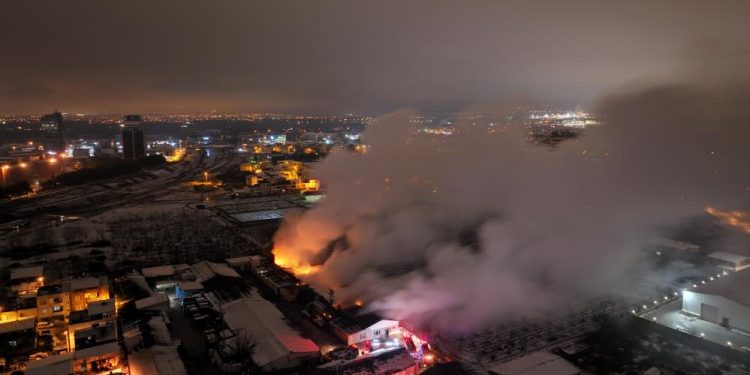 Osmangazi ilçesi Panayır Mahallesi'nde yangın çıkan mobilya fabrikası.