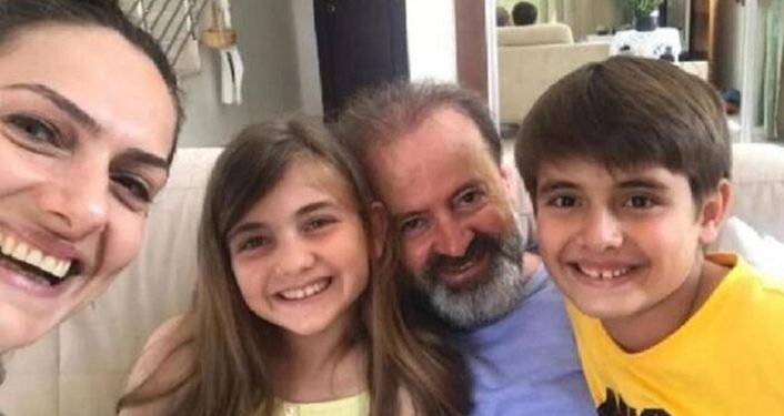 Fotoğraftaki kişiler: CHP İskenderun Belediye Başkanı Dr. Yılmaz Şahutoğlu, eşi ve ikiz çocukları...