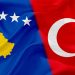 Kosova ve Türk bayrakları