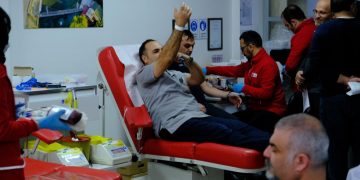 Türk Kızılay kan bağış merkezinde kan veren insanlar görülüyor.
