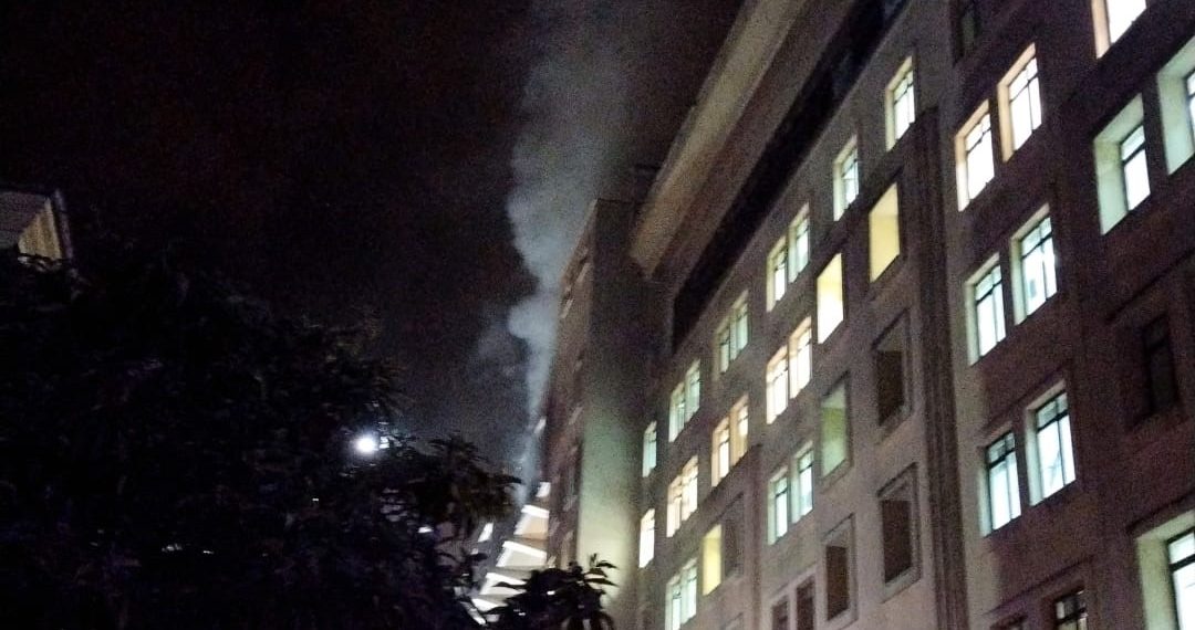 Abdülhamit Han Eğitim ve Araştırma Hastanesinde çıkan yangından bir fotoğraf karesi. Binadan dumanlar yükseliyor insanlar korkuyla dışarda bekliyor.