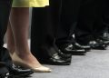 Çoğunluğunun erkek bedeni ve ayakkabısının oluşturduğunun görüldüğü görselde sadece bir çift kadın gövdesi ve ayakkabısı görülüyor