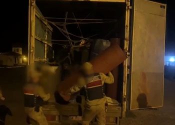Jandarmanın durdurduğu ve 'ev eşyası var' denilen kamyonun kasasında göçmenler yakalanırken çekilen bir fotoğraf karesi..