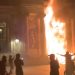 Bordeaux Belediye binasının ön kapısı ateşe verildi