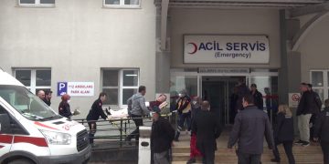 Erdek Belediye Başkanı Burhan Karışık'ın saldırıya uğraması sonucu acil servise götürüldüğü ana ilişkin bir fotoğraf karesi. Karışık, sedyede hastaneye götürülüyor.