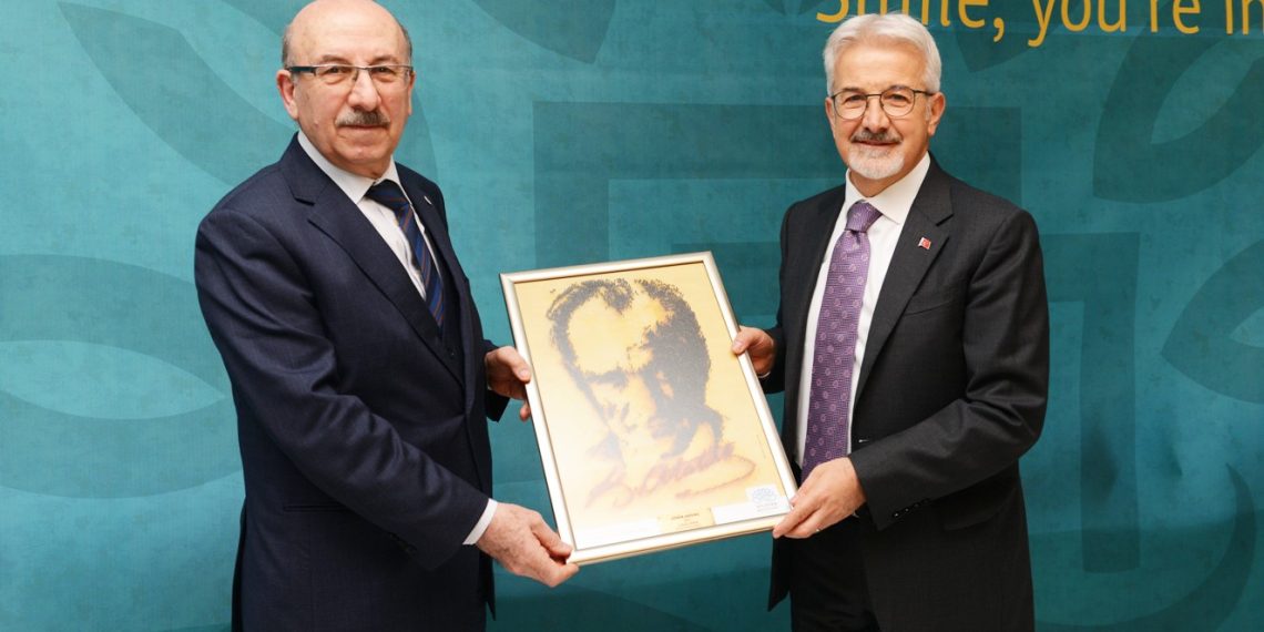 Jeoloji Yüksek Mühendisi Prof. Dr. Okan Tüysüz ile Nilüfer Belediye Başkanı Turgay Erdem birlikte Atatürk portresini tutuyor.