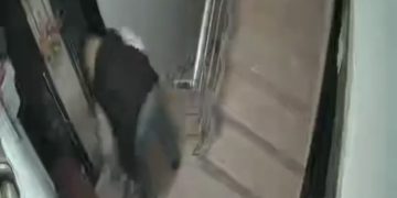 Binaya girerek ayakkabı çalan şüpheli, güvenlik kamerasına yakalandı
