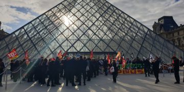 Fransa'da hükümetin tartışmalı emeklilik reformunu Ulusal Meclis'te oylamaya sunulmadan geçirmesine tepki gösteren yüzlerce protestocu, başkent Paris'teki Louvre Müzesi'nin girişini kapattı.